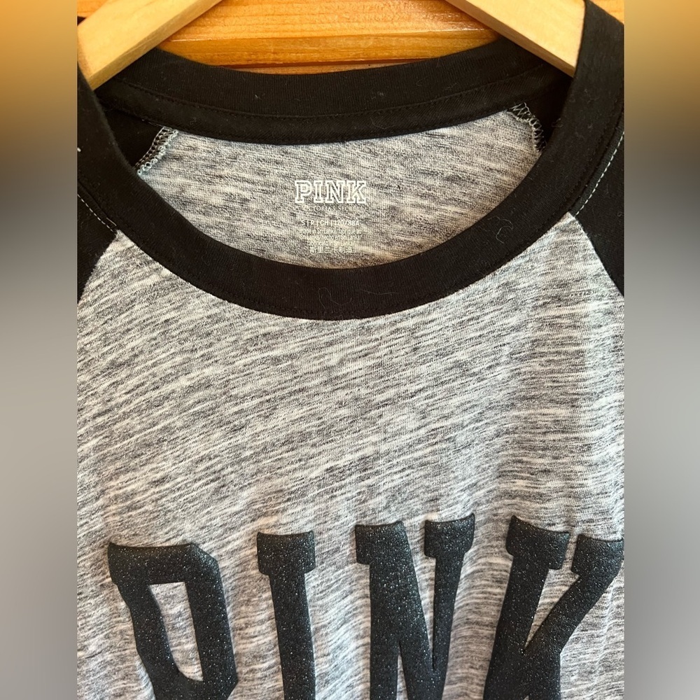 PINK Victorias Secret Gray Black T-Shirt Sparkle Logo Baseball Tee Campus Small - Picture 3 of 4